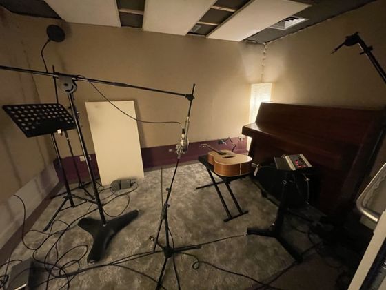 Guitar and piano set up in the live room, December 2021